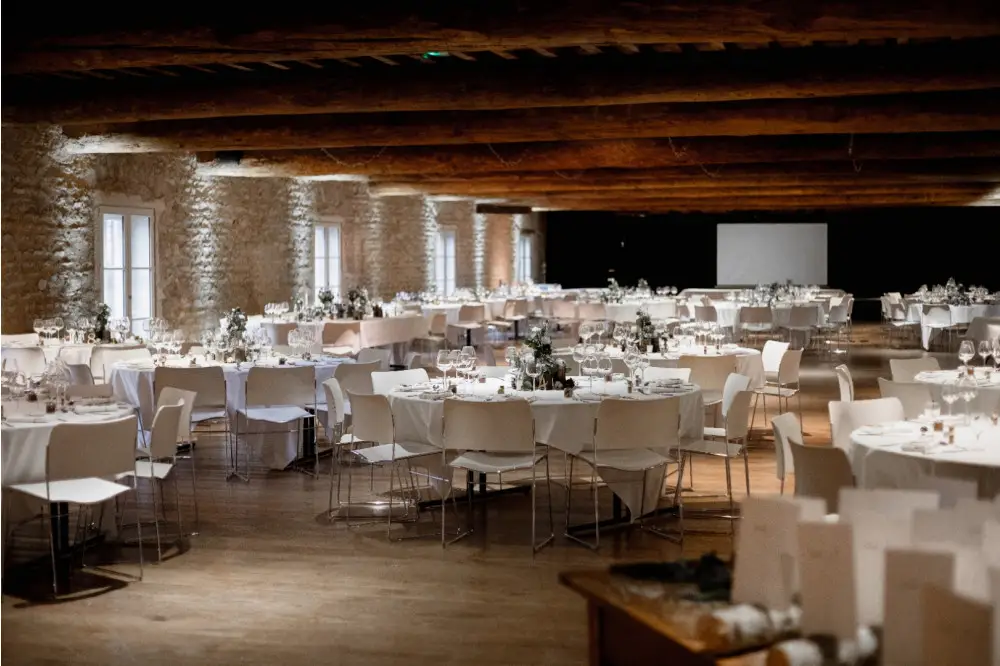 Grande salle de réception du Domaine de la Croix Rochefort, Beaujolais, préparation d'un mariage