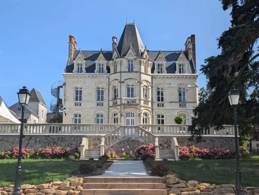 Façade du Château de Saint-Saturnin-sur-Loire et son jardin fleuri