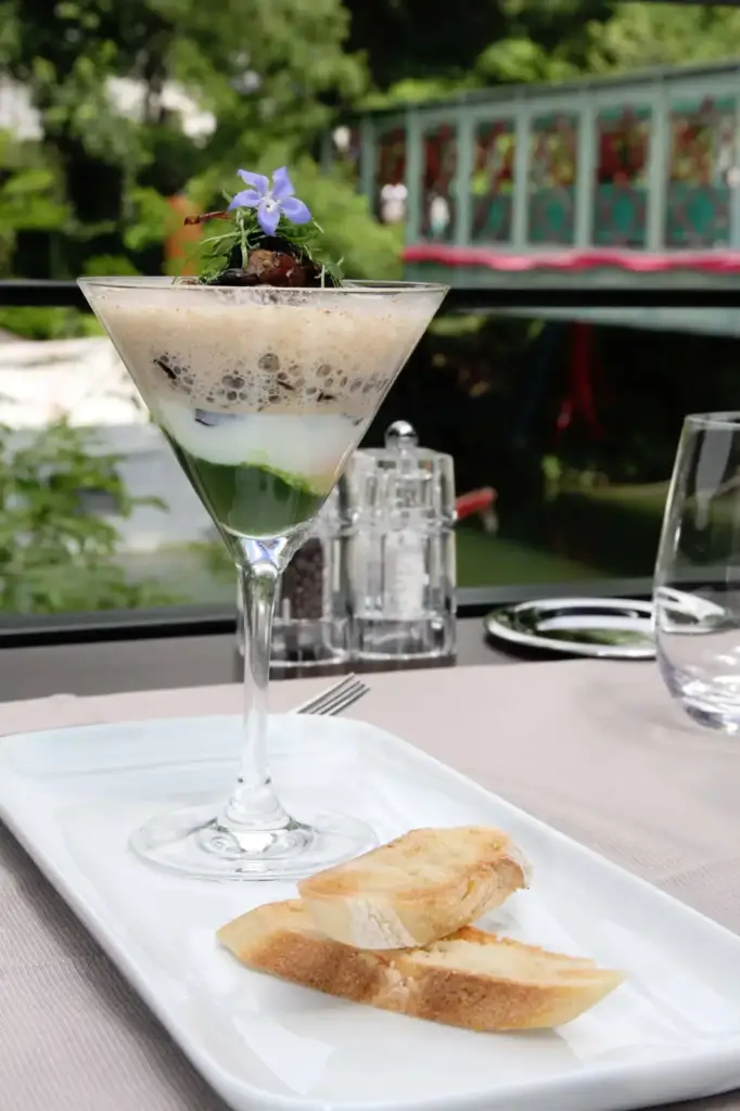 Présentation culinaire de La Passerelle sur sa terrasse au bord de la Seine