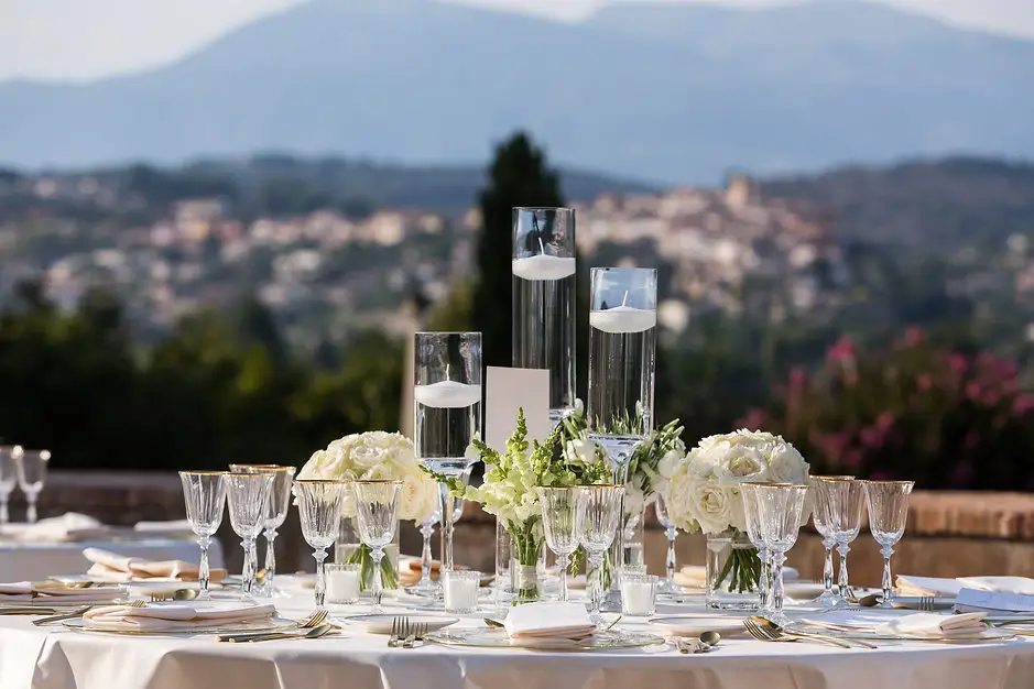 Table de réception et panorama depuis la Bastide du Roy à Antibes