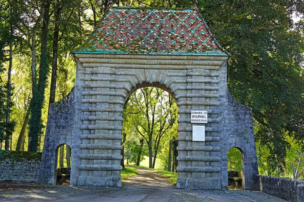 Portail historique du Domaine de Bournel et allée boisée, photographie de 2016
