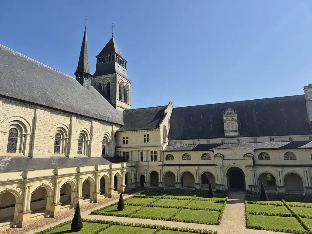 Vue de l’Abbaye royale de Fontevraud depuis une galerie