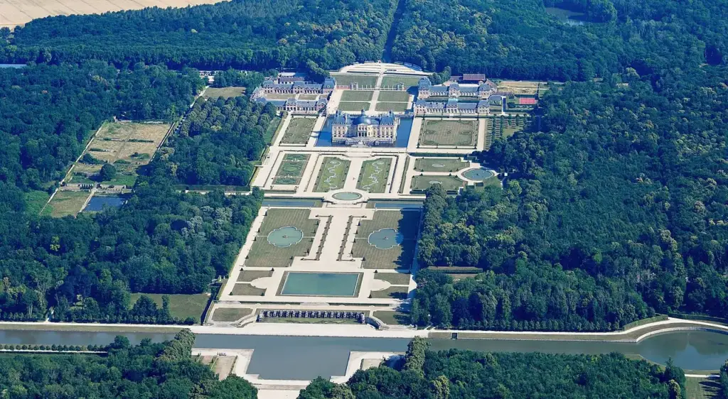 Vue aérienne du Château de Vaux-le-Vicomte et des jardins