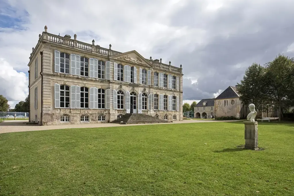 Façade du Château de Canon et pelouse bordée de statues