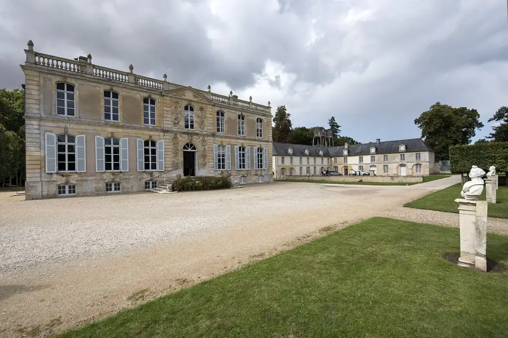 Cour et dépendances du Château de Canon