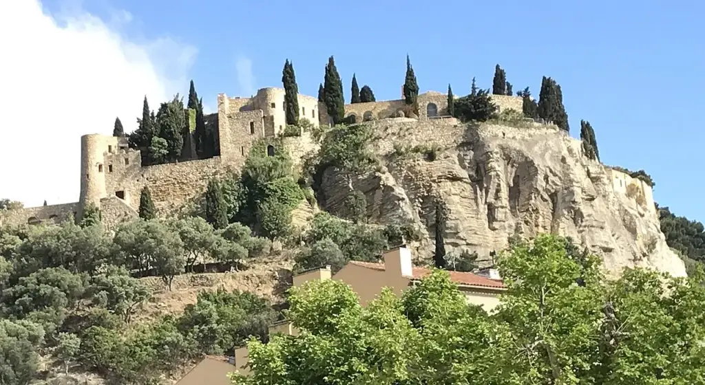 Vue rapprochée du Château de Cassis et de ses remparts sur la falaise