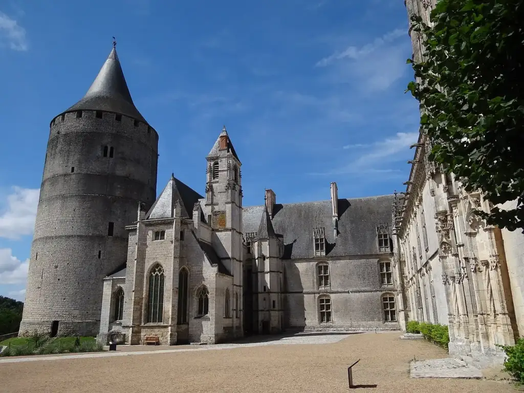 Donjon et façades du Château de Châteaudun vus depuis la cour