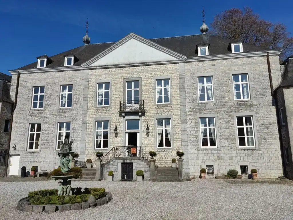 Façade en pierre du Château de Halloy, photographie d’Arcoria du 16 avril 2022