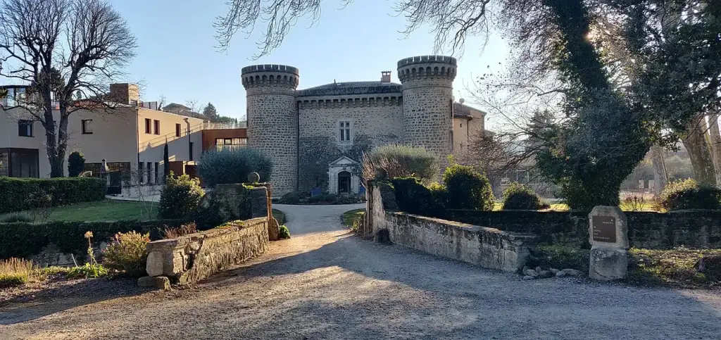 Pont en pierre conduisant vers les tours du Château de Massillan en hiver