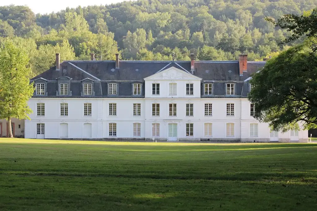 Façade du château de Mauvières à Saint-Forget, photographiée en septembre 2013