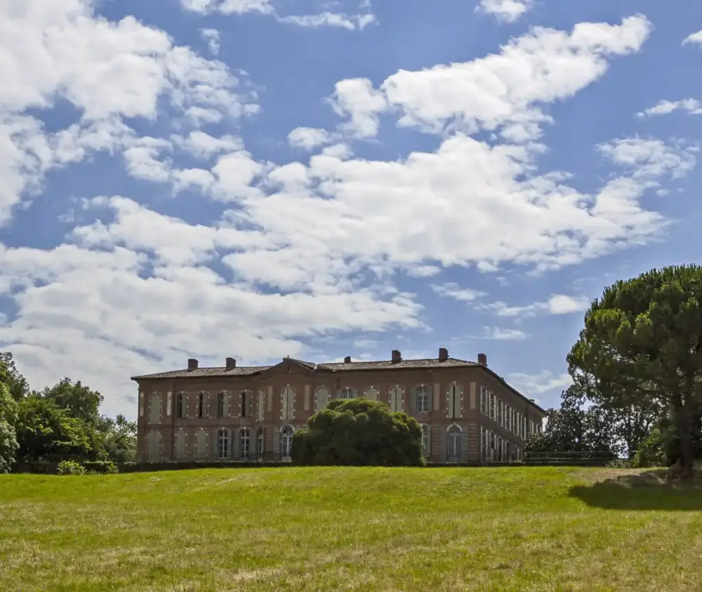 Façade du Château de Merville en Haute-Garonne vue depuis le parc, photographie de juillet 2014.