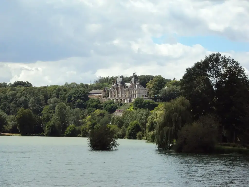 Exterior view of Château de Montigny-le-Gannelon