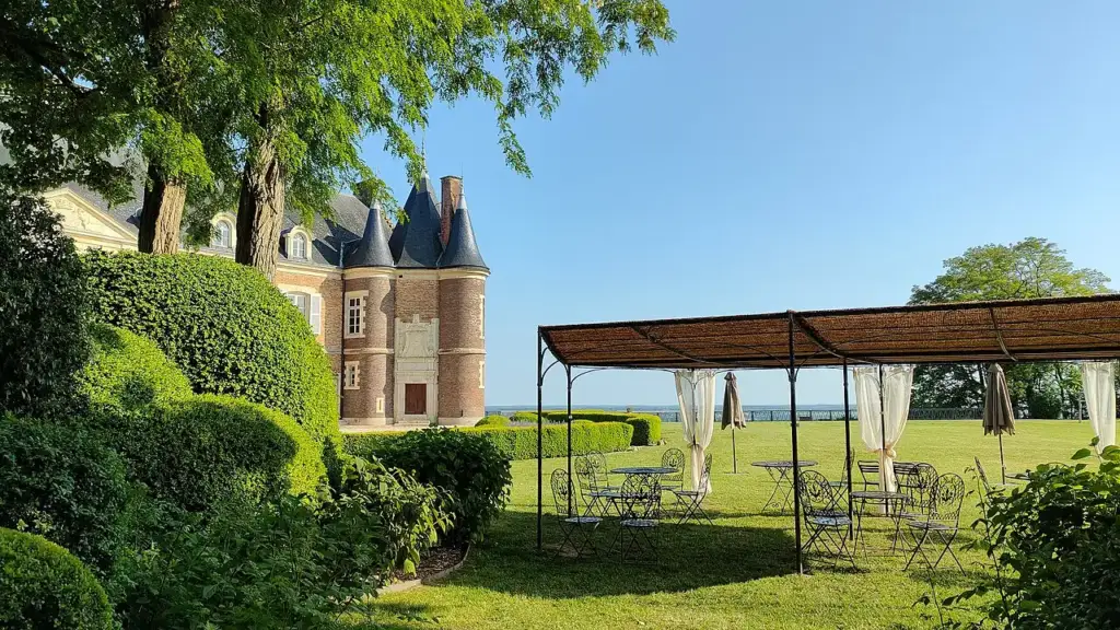 Façade du Château de Montmirail et terrasse donnant sur les jardins dans la Sarthe