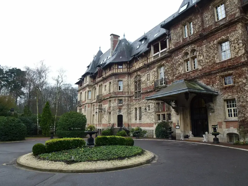 Façade d’entrée du Château de Montvillargenne à Gouvieux, aujourd’hui Jeanne & The Forest, photographie d’archive de janvier 2012.