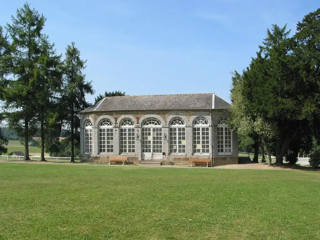 Ancienne Orangerie dans le parc du Château de Rânes, photographiée le 4 septembre 2002