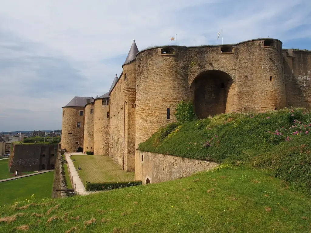Remparts et tours du château fort de Sedan, qui abrite l’Hôtel Le Château Fort
