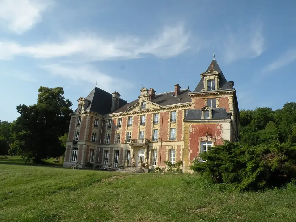 Façade du Château de la Bûcherie et jardin, photographie de Chatsam en 2013