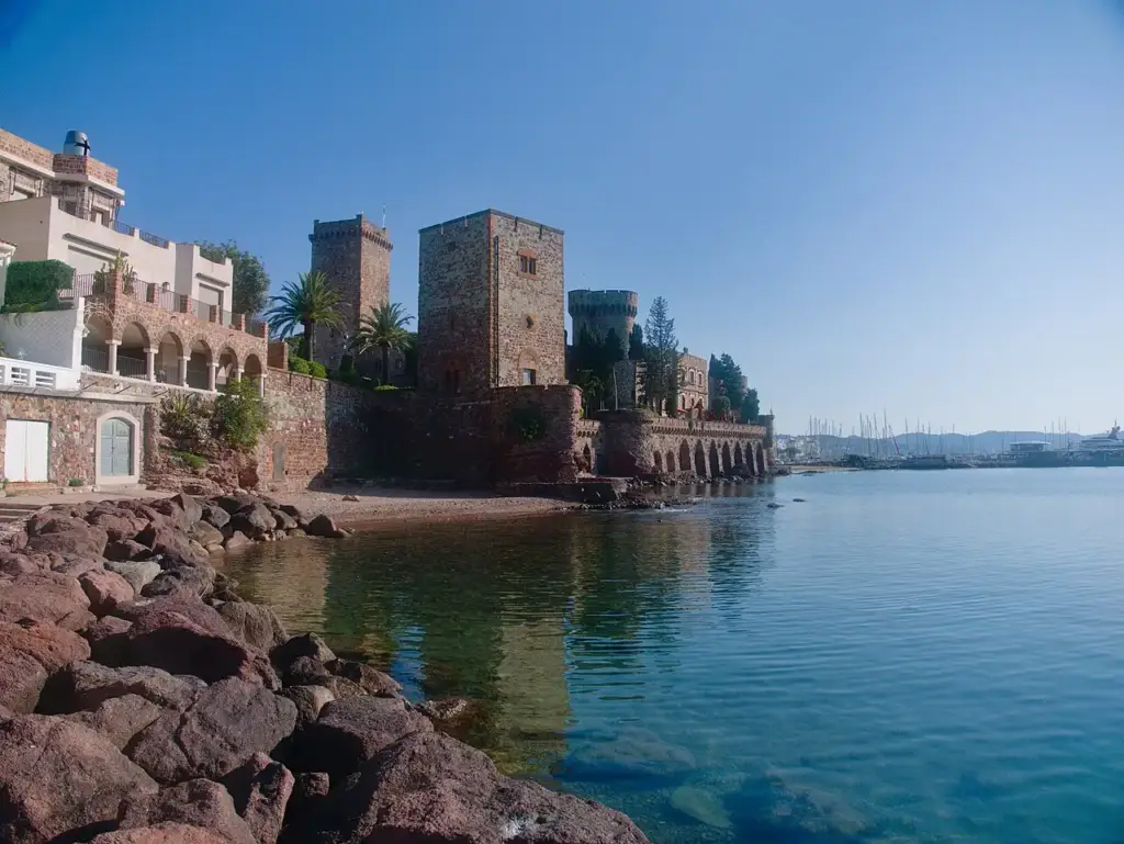 Château de La Napoule and its towers seen from the seafront