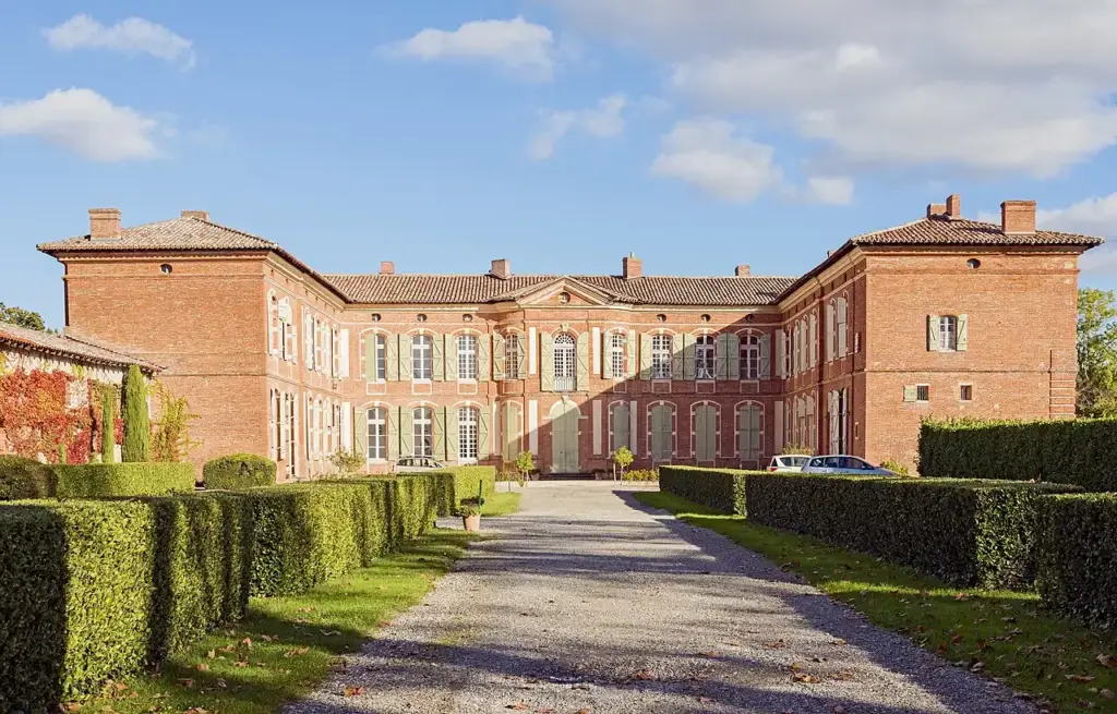 Façade en brique rose et cour d’honneur du Château de Merville en Haute-Garonne, photographie de novembre 2014.