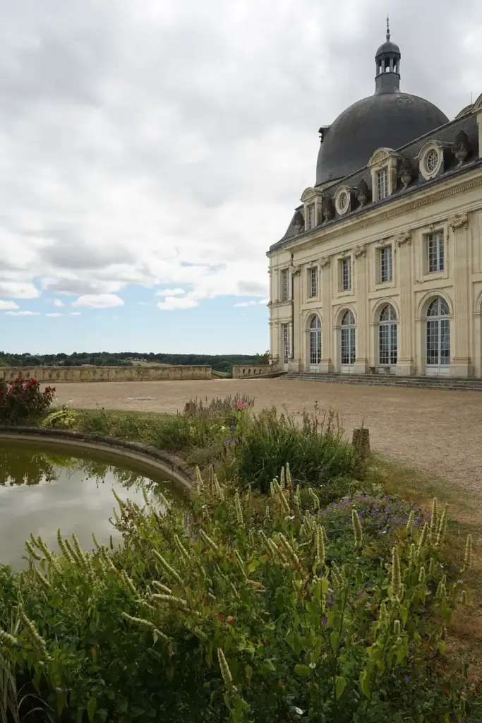 Aile du Château de Valençay et bassin en 2024