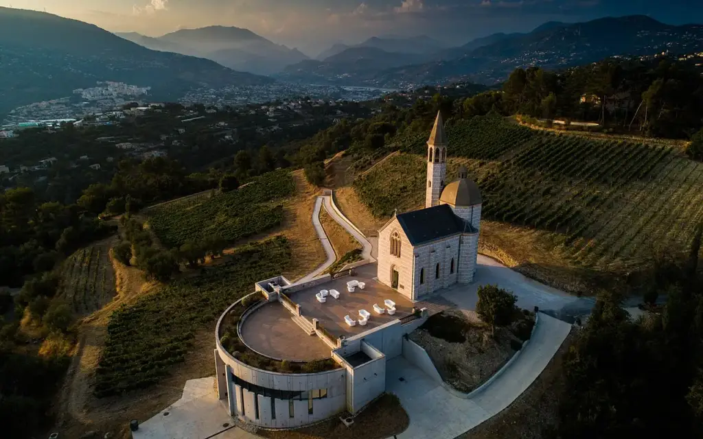 Chapelle et vignoble du Château de Bellet, vue aérienne