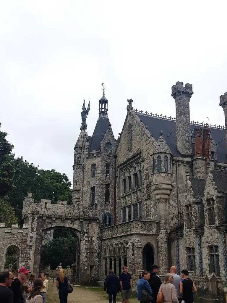 Inner courtyard and arched passage at Château de Kériolet