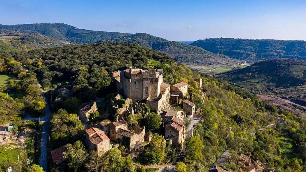 Vue aérienne du Château de Dio, du hameau et des collines alentour