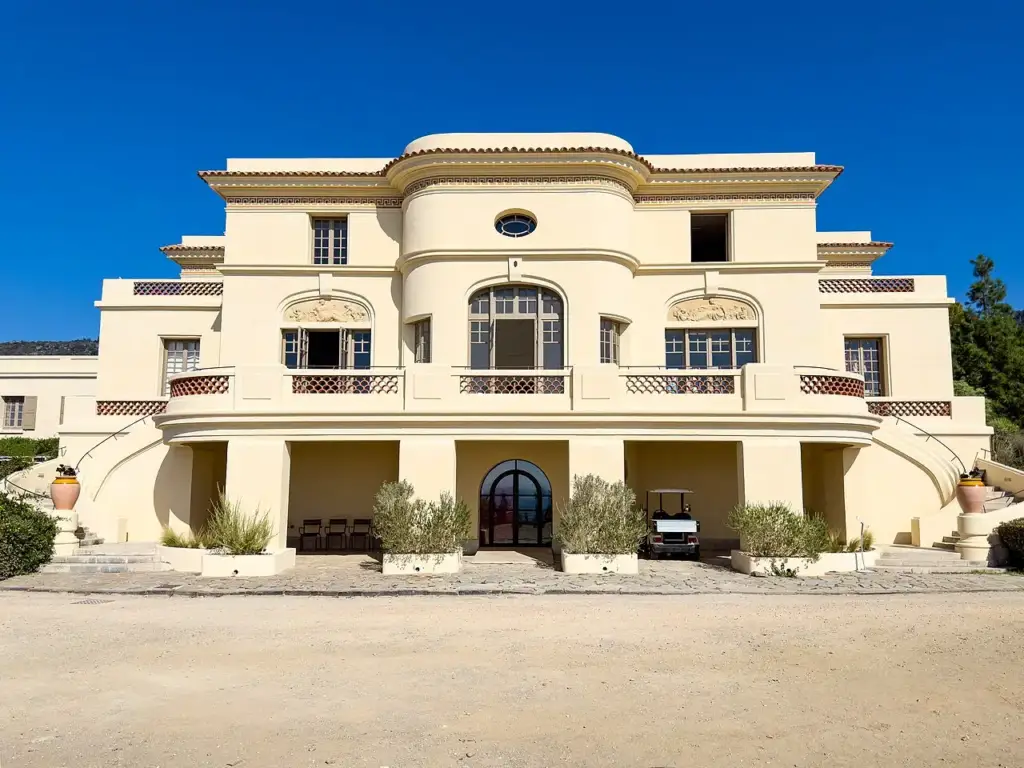 Hôtel de la Mer et végétation du Domaine du Rayol