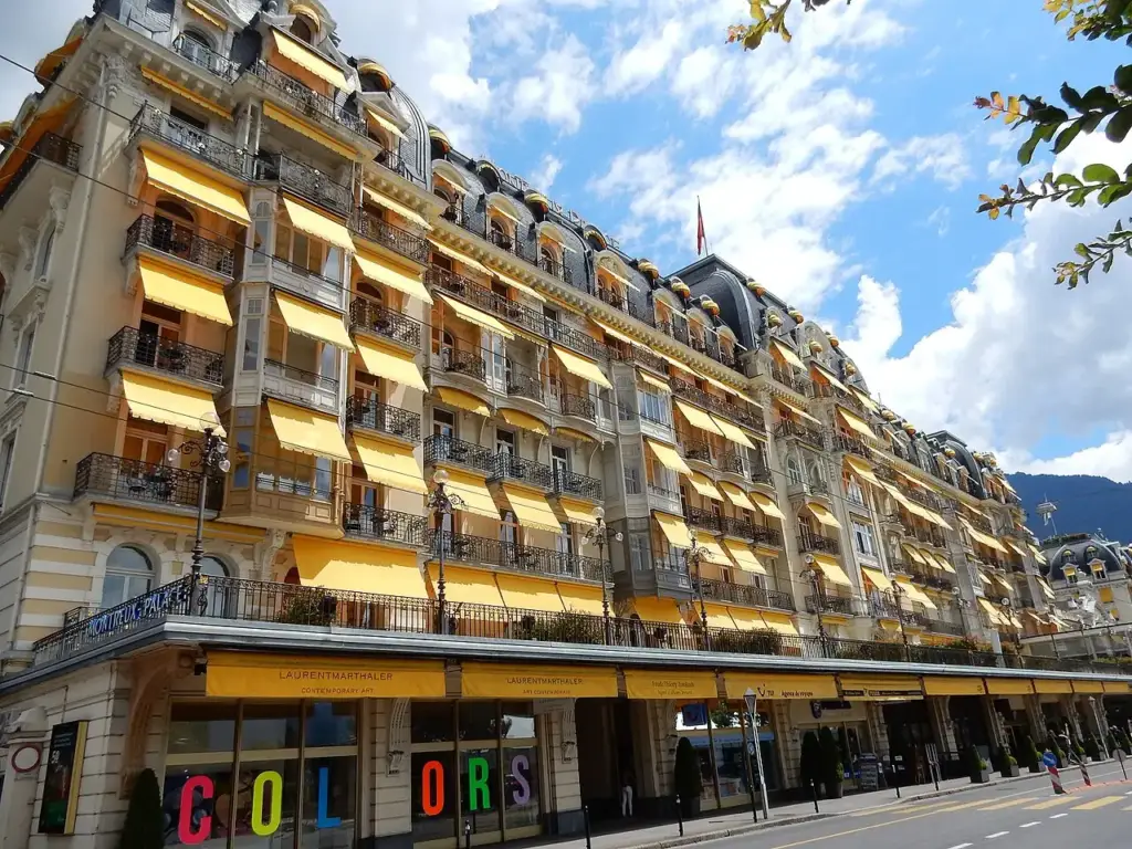 Vue du Fairmont Le Montreux Palace depuis l’avenue Claude Nobs