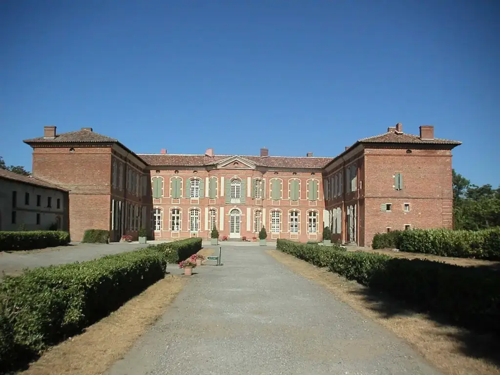 Cour et façade du Château de Merville en Haute-Garonne, photographie d’archive de juillet 2003.