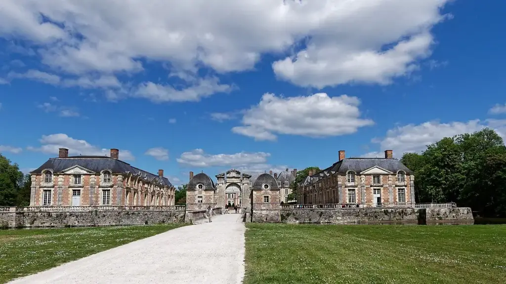 Estate entrance — Château de La Ferté-Saint-Aubin (2018-05-10).