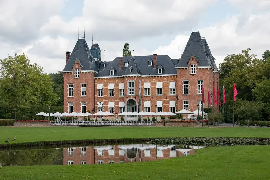 Another view of Kasteel Gravenhof in Dworp, photographed in 2018