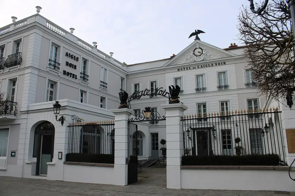 Angled view of the entrance and façade of the Aigle Noir hotel in Fontainebleau, photographed in 2020.