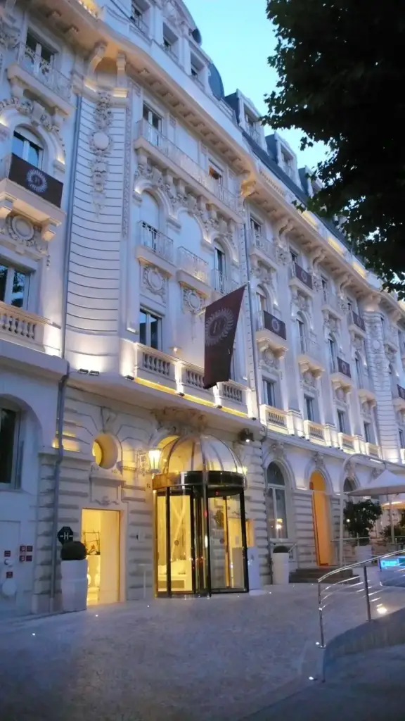 Entrée éclairée de l’hôtel Boscolo Nice