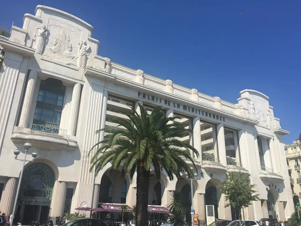 Arcades et façade du Palais de la Méditerranée à Nice