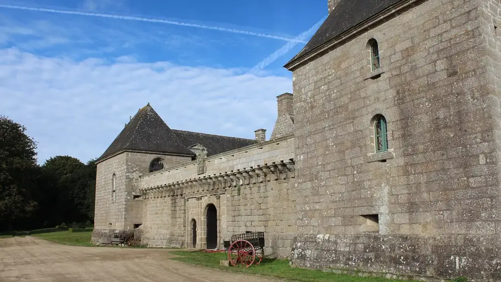 Fortified entrance and façade of Château de Kergroadez