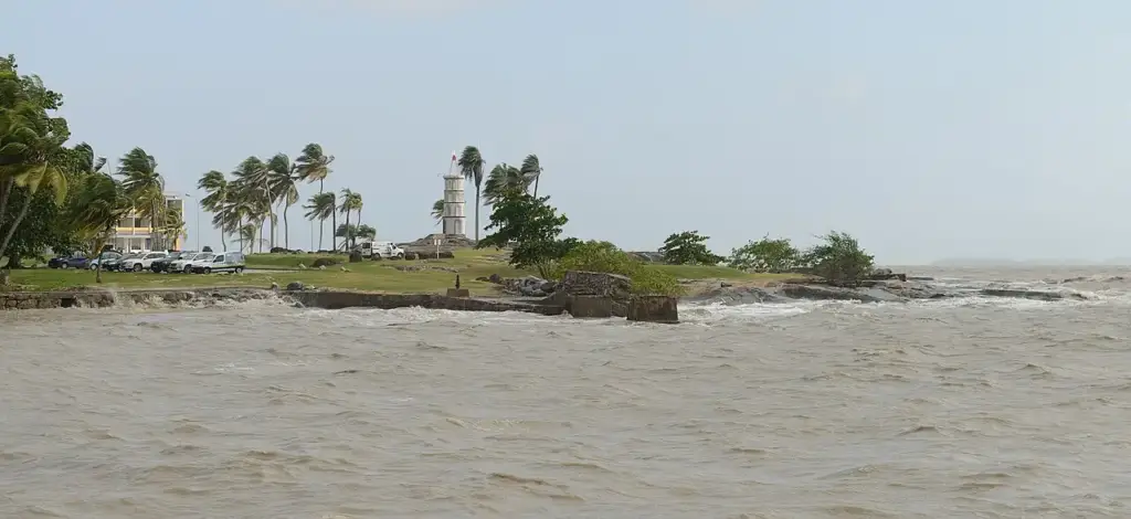 Vue de la Pointe des Roches et de l’Hôtel des Roches à Kourou