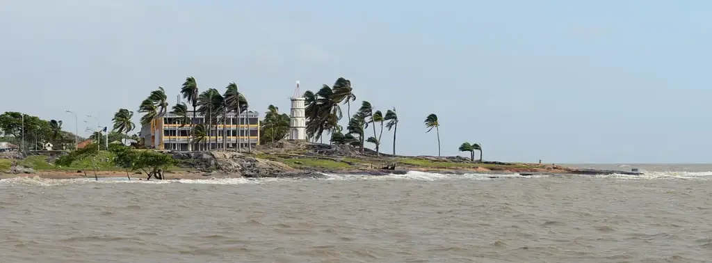 Hôtel des Roches vu depuis l’estuaire de Kourou en Guyane