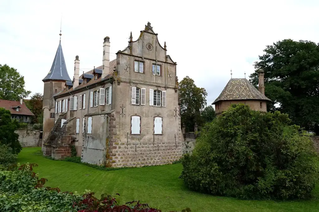 Façade latérale du Château d’Osthoffen et ses douves engazonnées, 2015-09-20