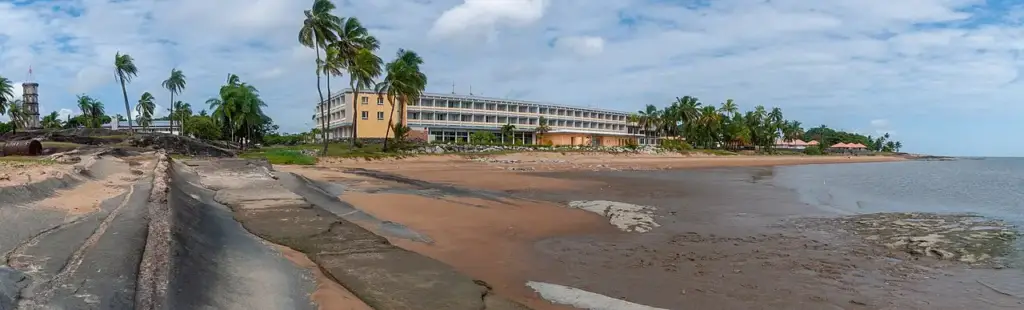 Vue panoramique de l’Hôtel des Roches à Kourou en Guyane