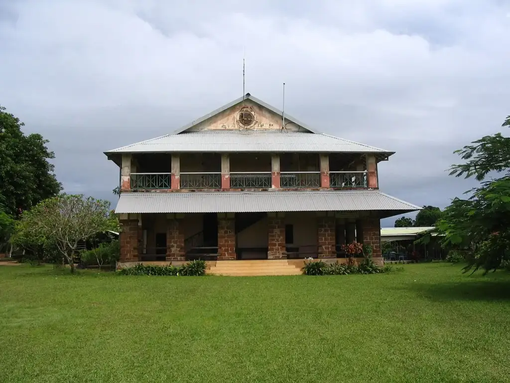 Cour intérieure et galerie de l’Hostellerie des Îles du Salut