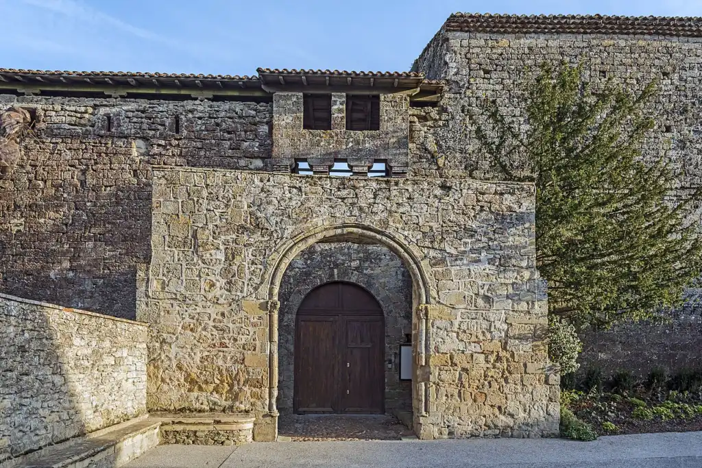 Porche d’entrée en arc brisé et façade en pierre du château de Saint-Félix-Lauragais
