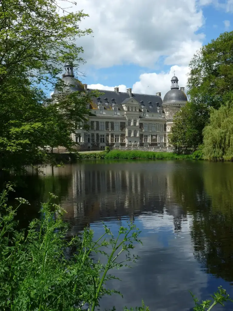 Château vu du parc et du plan d’eau du Château de Serrant, photographie du 2024-05-02