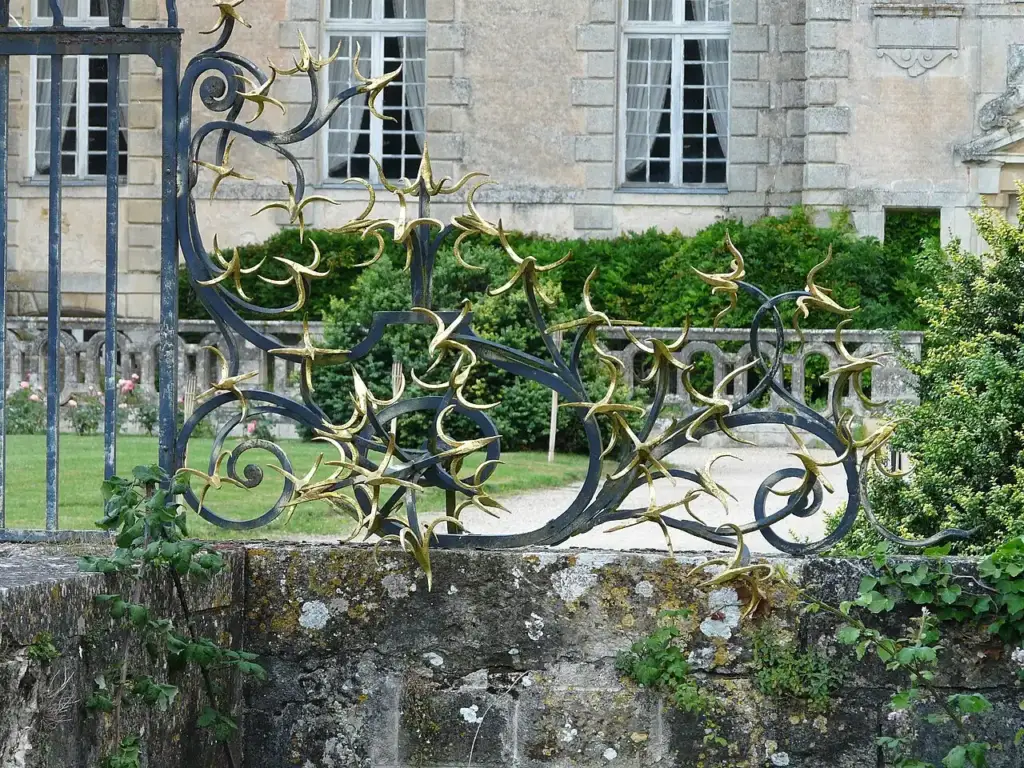 Détail de la grille du Château de Saint-Loup en 2009