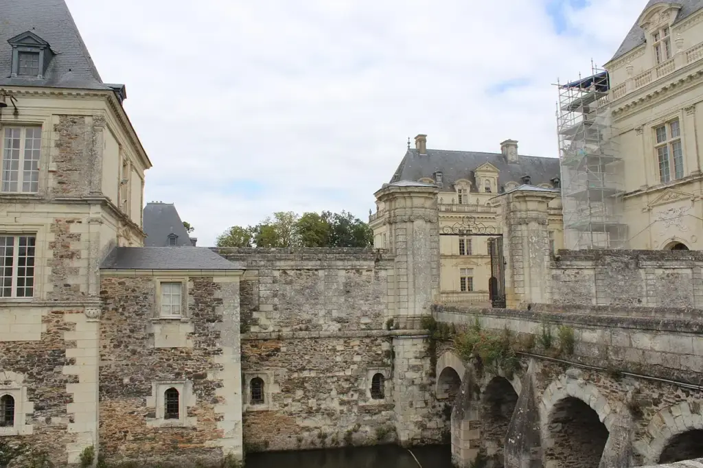 Pont et façade du Château de Serrant, photographie du 2024-07-16