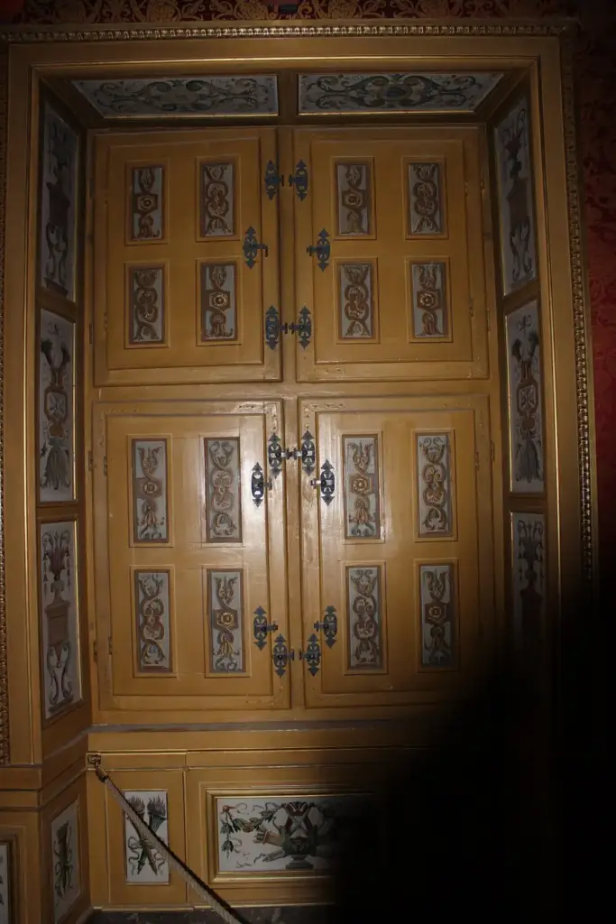 Porte intérieure décorée au Château de Vaux-le-Vicomte