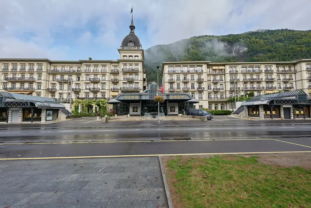 Entrée principale et façade du Victoria-Jungfrau Grand Hotel & Spa à Interlaken