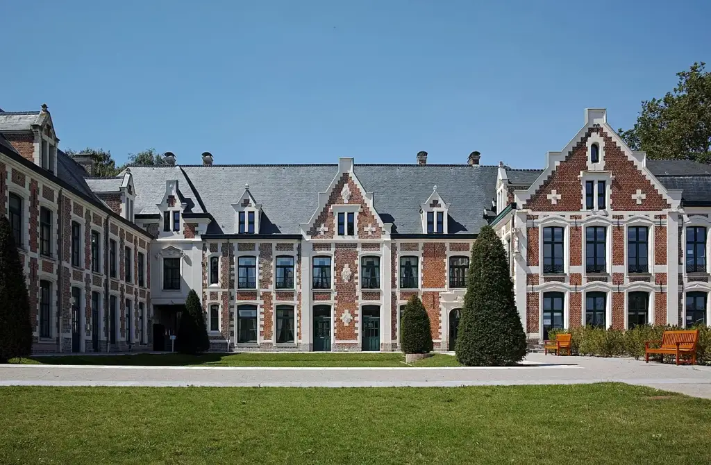 Façade du Château de Robersart à Wambrechies, photographiée le 9 août 2023