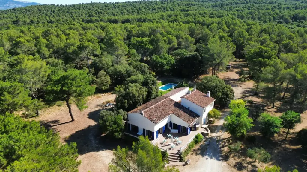 Vue aérienne de la bastide, de la piscine et des jardins du Domaine des Danjean à Signes