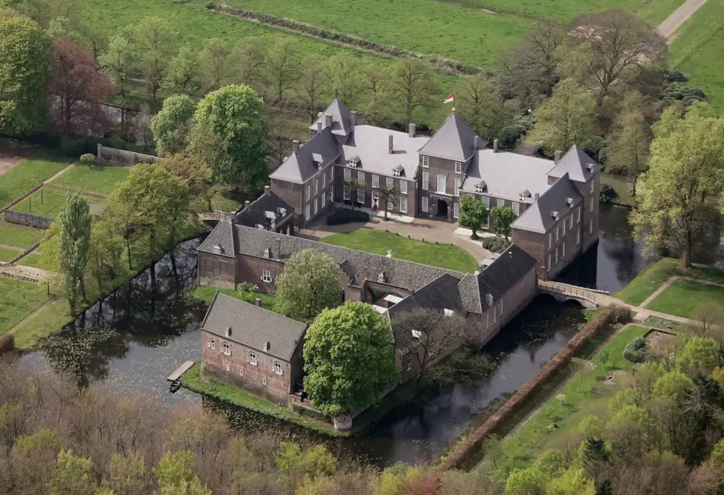 Luchtfoto van Kasteel Heeze met binnenpleinen en slotgracht